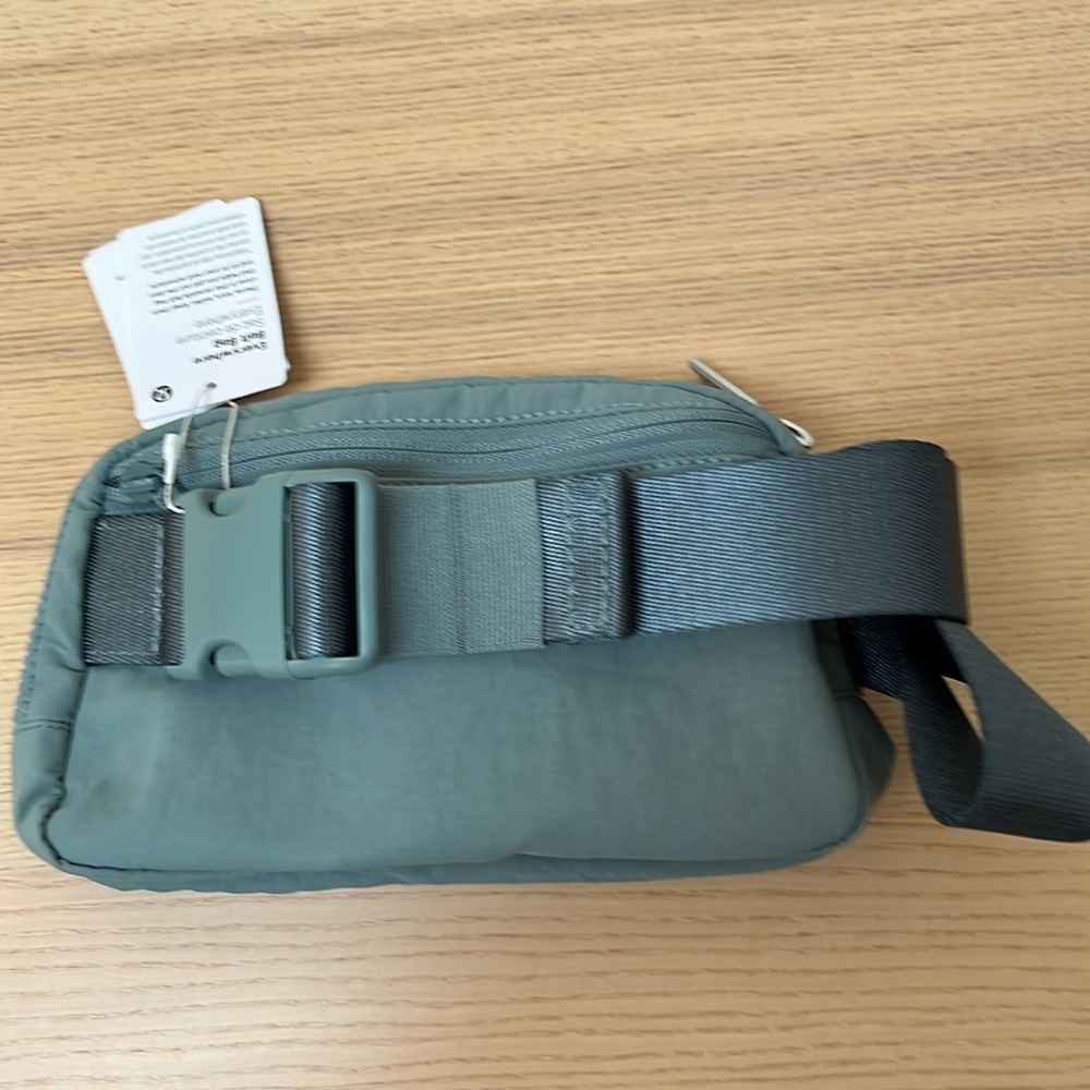 lululemon athletica Everywhere Belt Bag - Picture 2 of 10